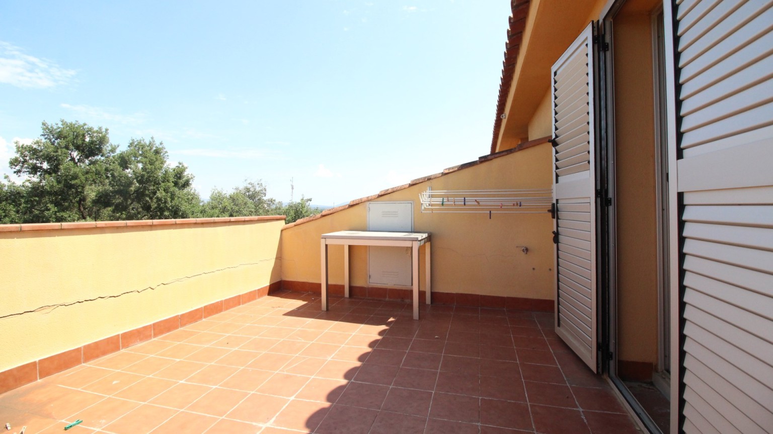 Spacieux duplex à vendre, situé au centre, moderne et fonctionnel, avec parking inclus, à Figueres