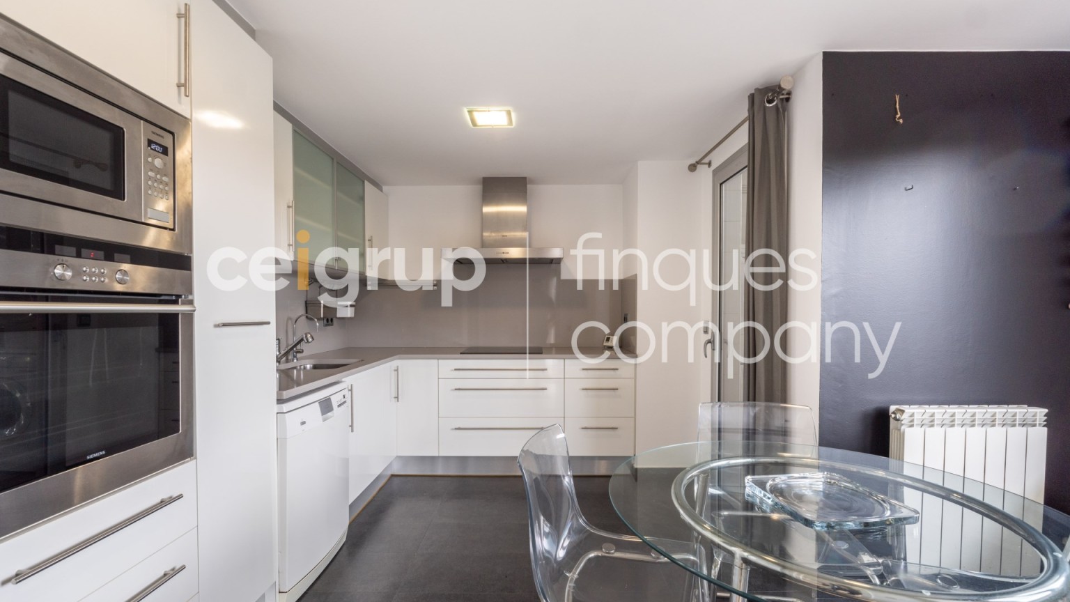 Amplio dúplex en venta, céntrico, moderno y funcional, con parking incluido, en Figueres