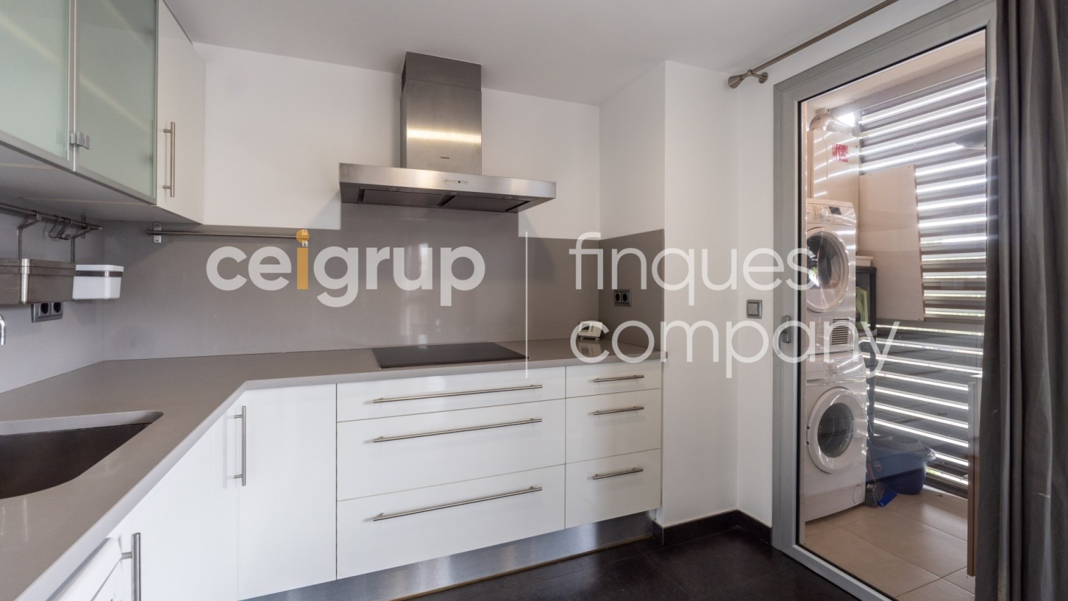 Amplio dúplex en venta, céntrico, moderno y funcional, con parking incluido, en Figueres