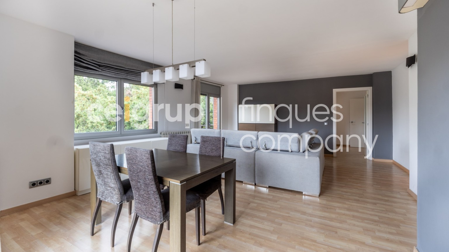 Amplio dúplex en venta, céntrico, moderno y funcional, con parking incluido, en Figueres