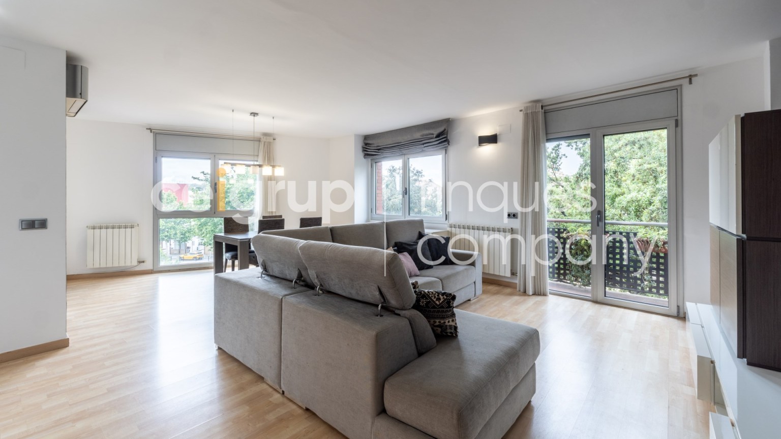 Amplio dúplex en venta, céntrico, moderno y funcional, con parking incluido, en Figueres