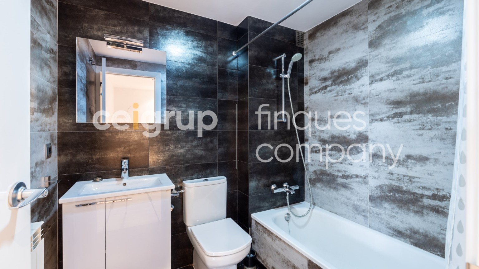 Amplio dúplex en venta, céntrico, moderno y funcional, con parking incluido, en Figueres