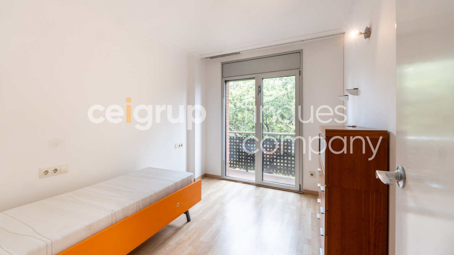 Amplio dúplex en venta, céntrico, moderno y funcional, con parking incluido, en Figueres