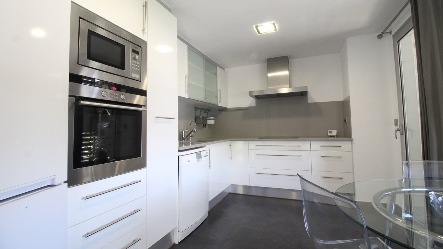 Spacious duplex for sale in the city centre, modern and functional, with parking included.