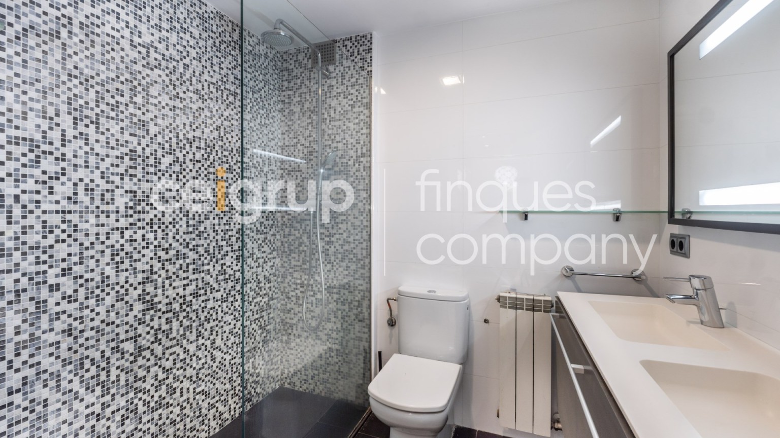 Amplio dúplex en venta, céntrico, moderno y funcional, con parking incluido, en Figueres