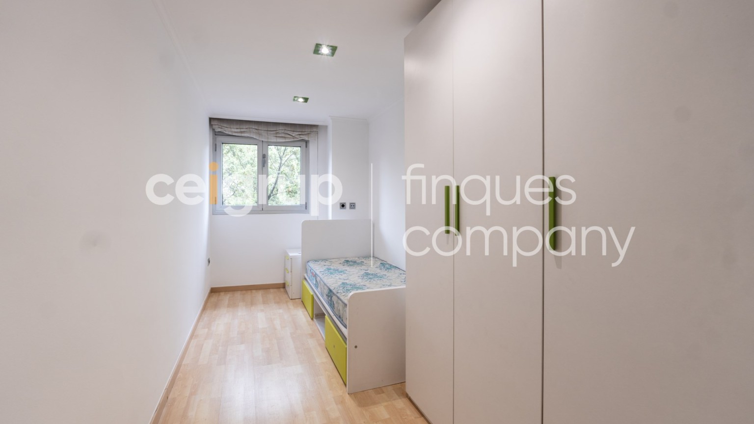 Amplio dúplex en venta, céntrico, moderno y funcional, con parking incluido, en Figueres