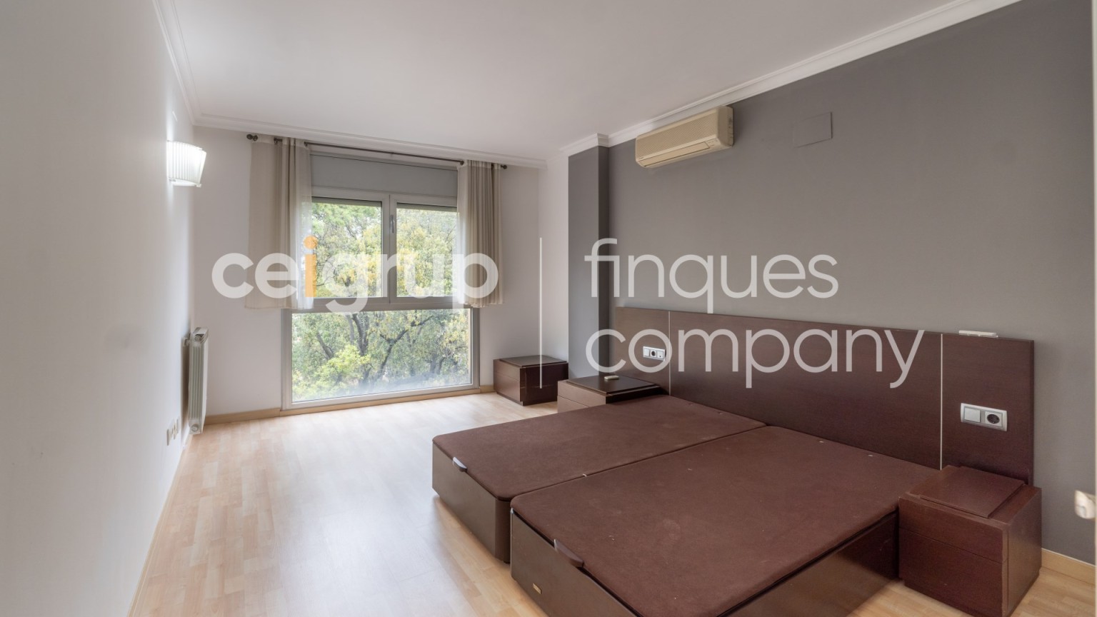 Amplio dúplex en venta, céntrico, moderno y funcional, con parking incluido, en Figueres