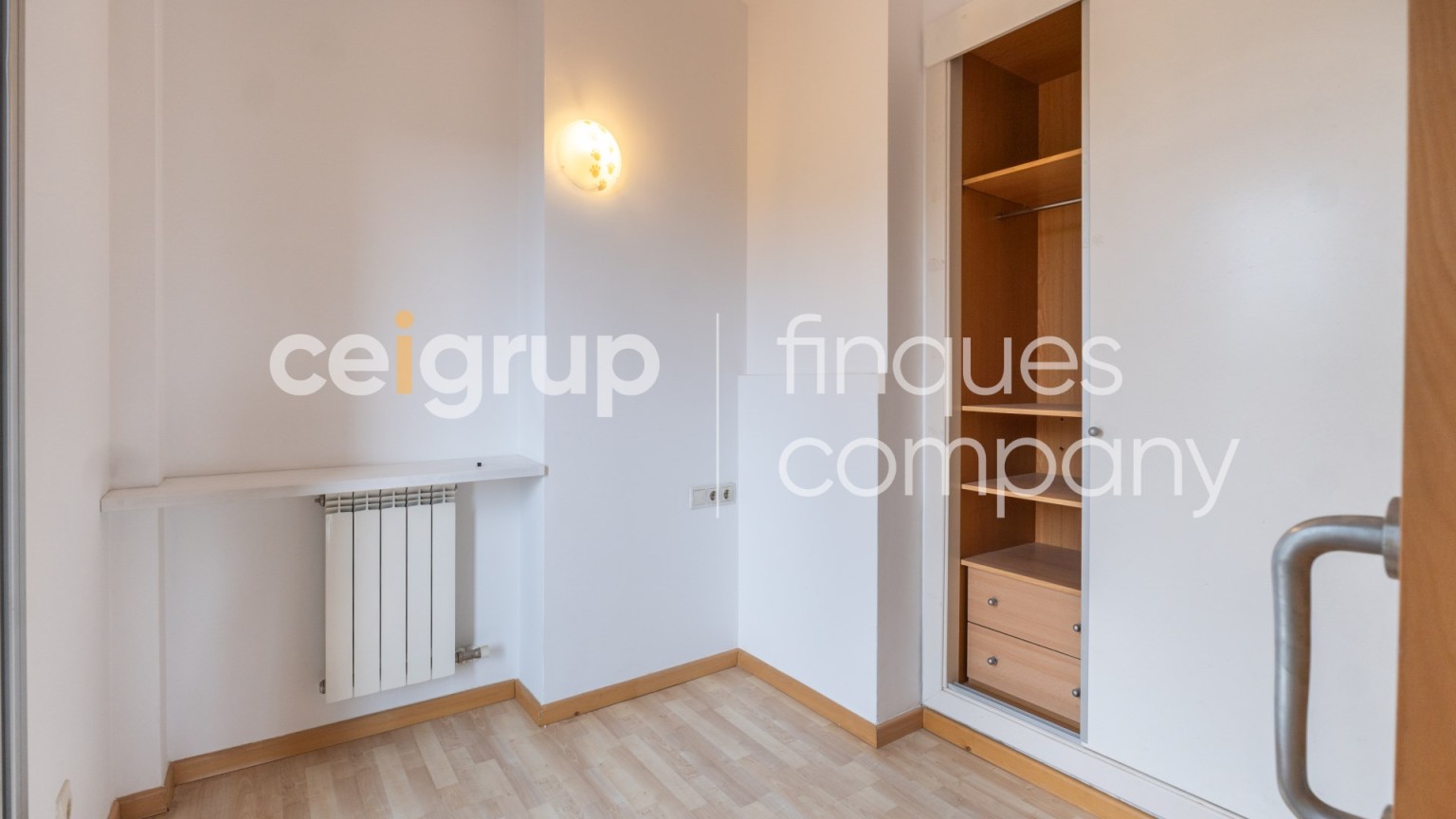 Amplio dúplex en venta, céntrico, moderno y funcional, con parking incluido, en Figueres