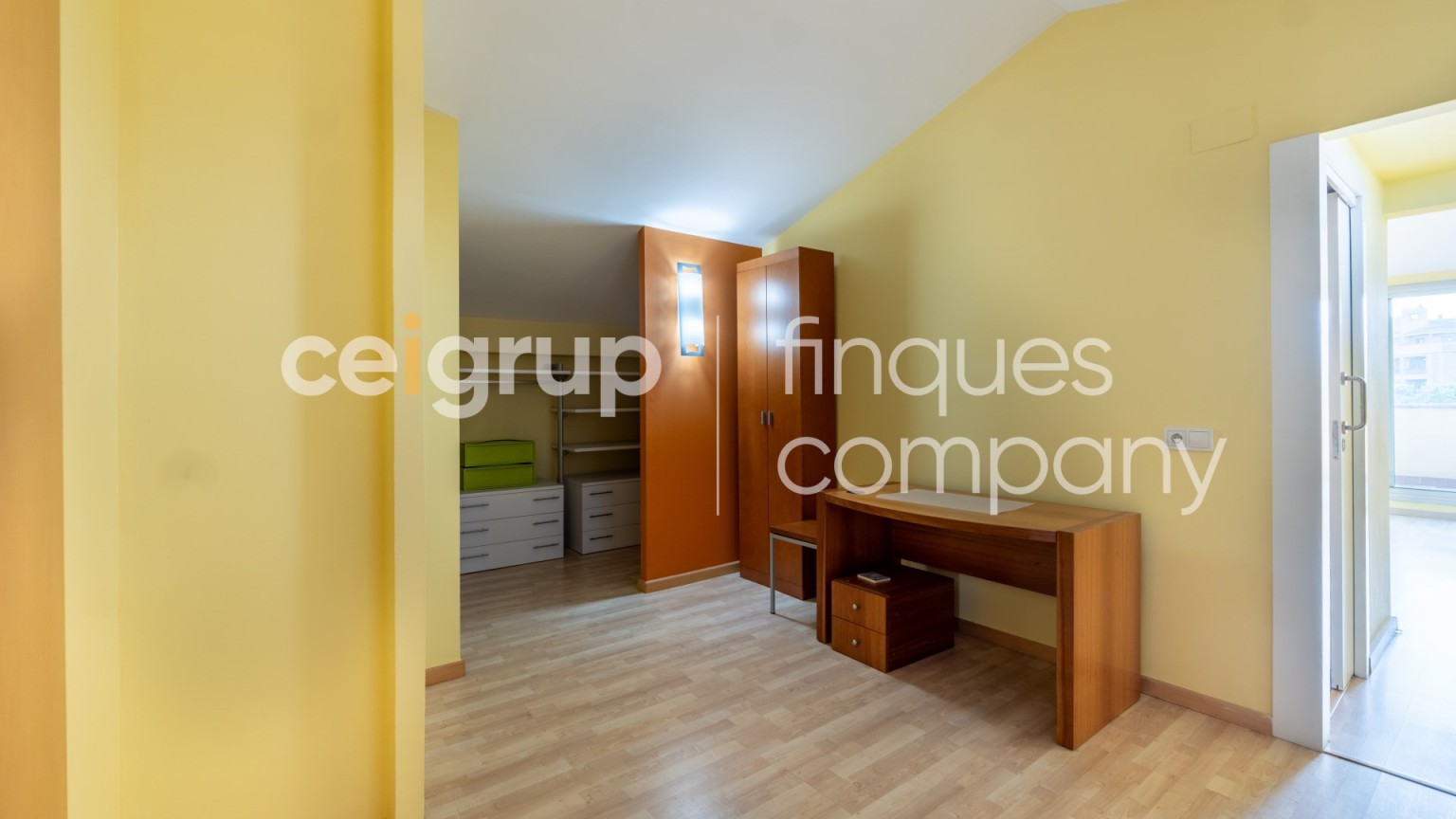 Amplio dúplex en venta, céntrico, moderno y funcional, con parking incluido, en Figueres