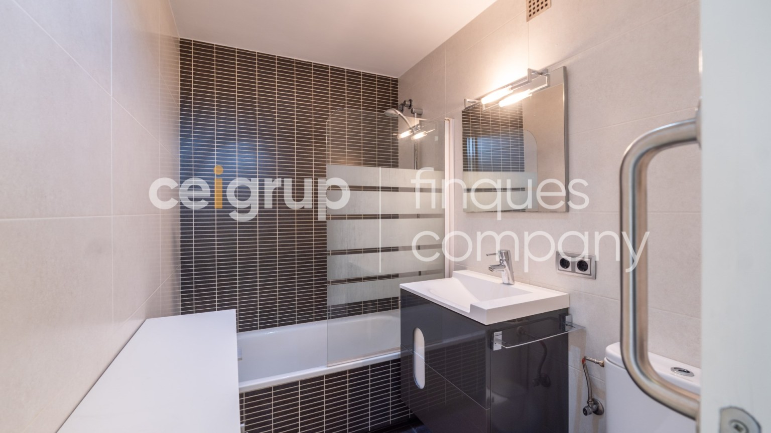 Amplio dúplex en venta, céntrico, moderno y funcional, con parking incluido, en Figueres