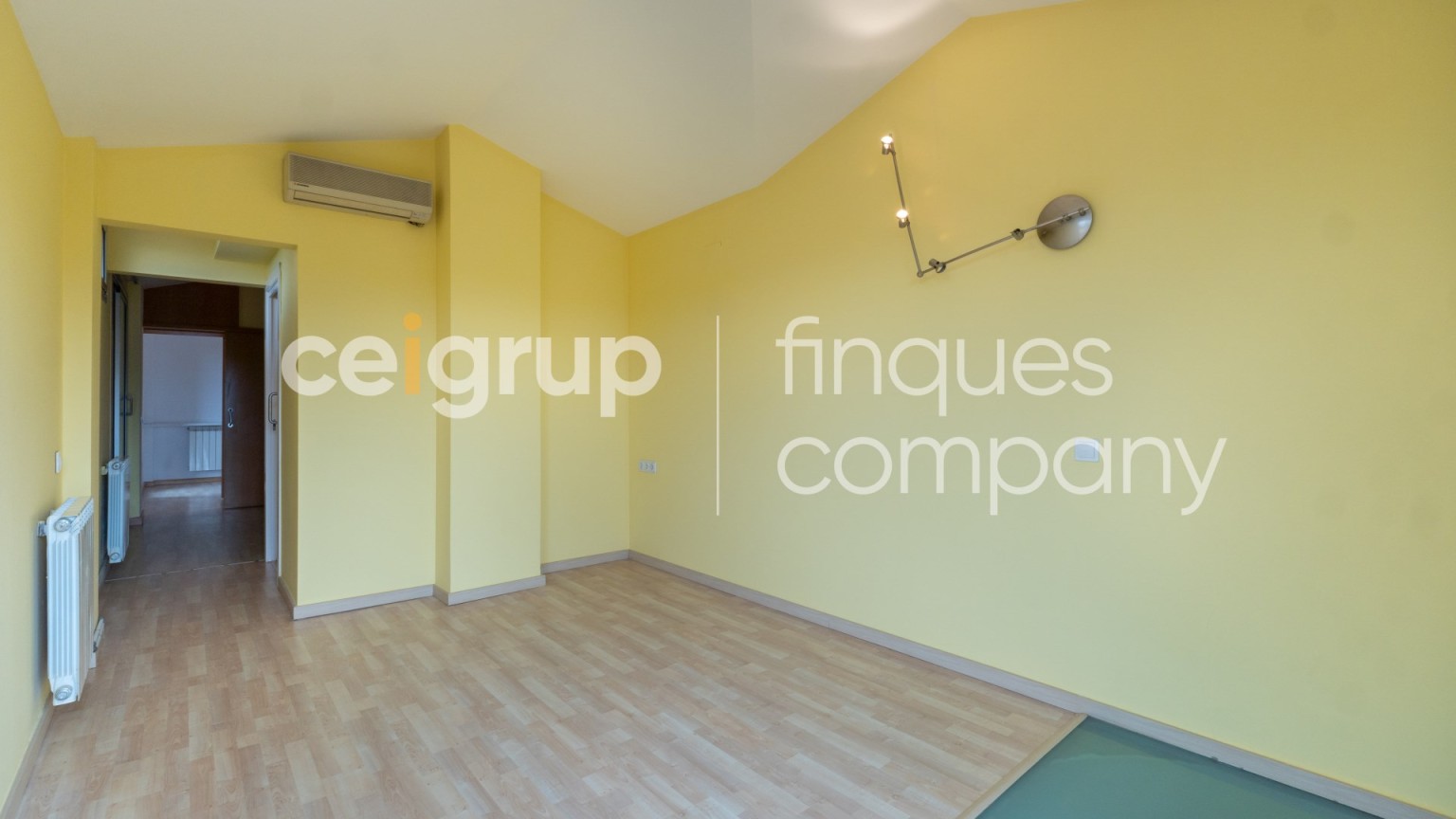 Amplio dúplex en venta, céntrico, moderno y funcional, con parking incluido, en Figueres