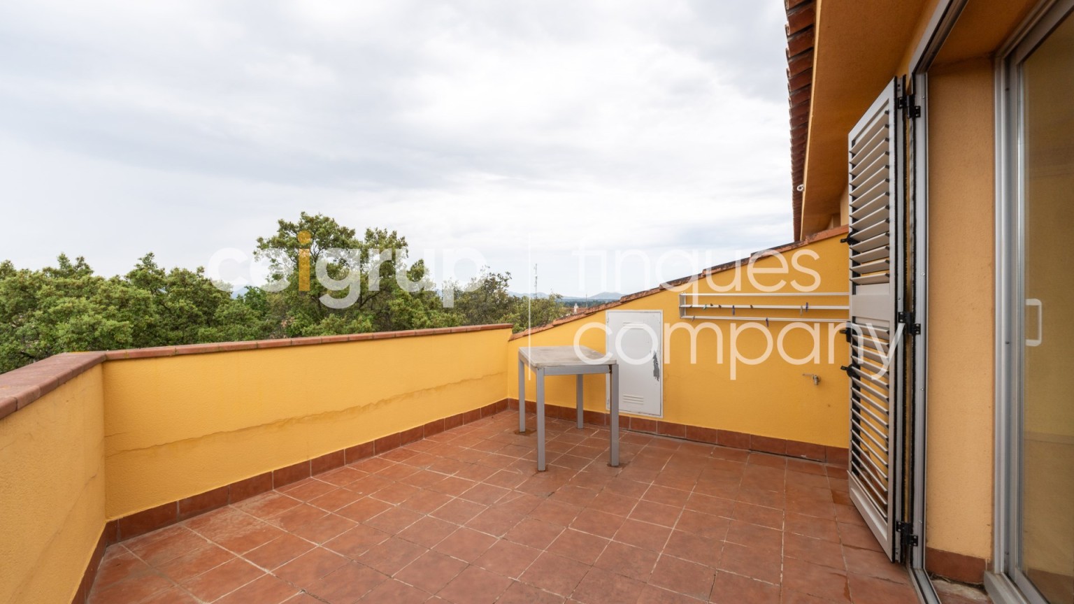 Amplio dúplex en venta, céntrico, moderno y funcional, con parking incluido, en Figueres