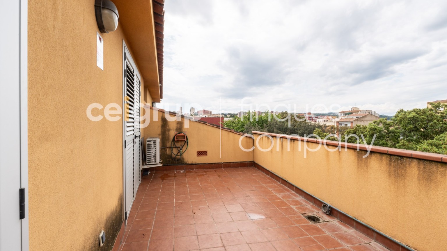 Amplio dúplex en venta, céntrico, moderno y funcional, con parking incluido, en Figueres