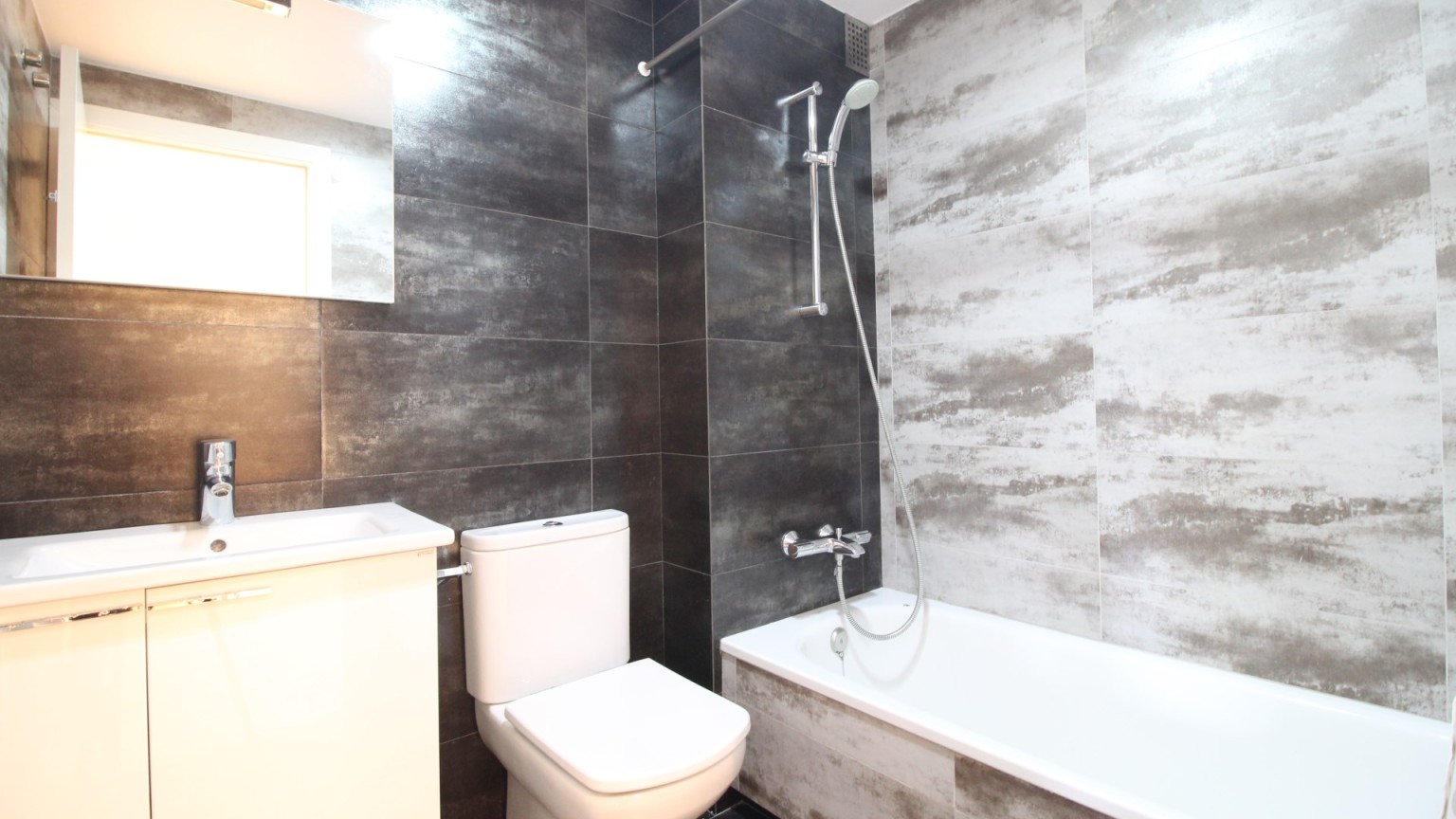 Spacieux duplex à vendre, situé au centre, moderne et fonctionnel, avec parking inclus, à Figueres