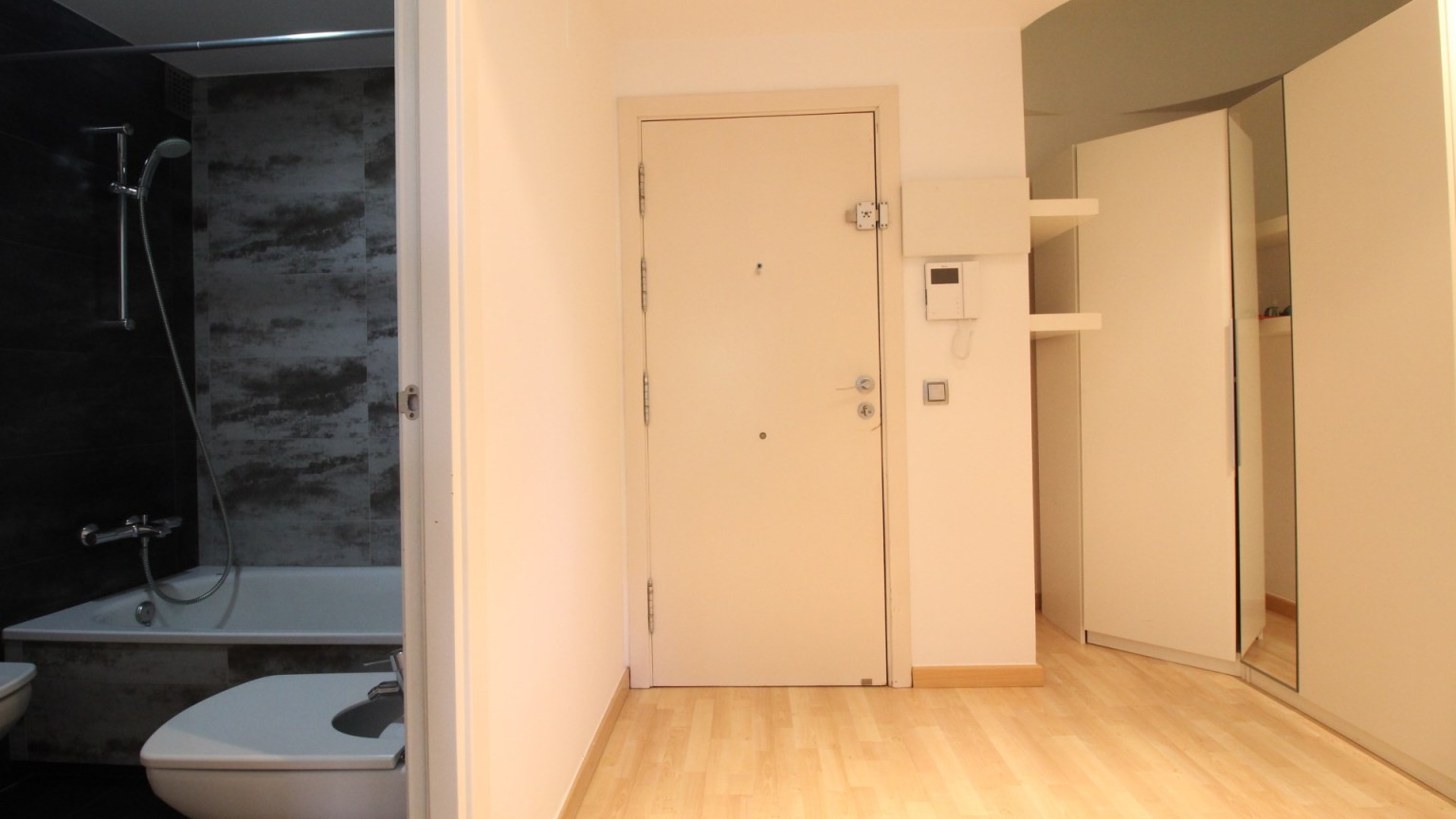 Spacieux duplex à vendre, situé au centre, moderne et fonctionnel, avec parking inclus, à Figueres