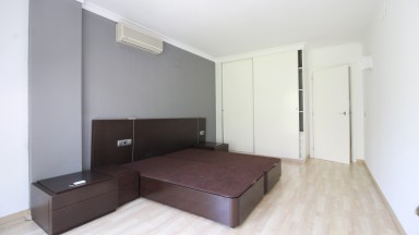 Spacieux duplex à vendre, situé au centre, moderne et fonctionnel, avec parking inclus, à Figueres