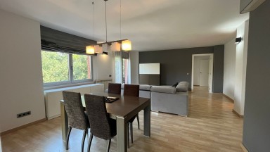 Spacieux duplex à vendre dans le centre ville, moderne et fonctionnel, avec parking inclus.