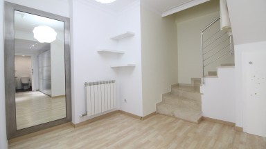 Spacieux duplex à vendre, situé au centre, moderne et fonctionnel, avec parking inclus, à Figueres