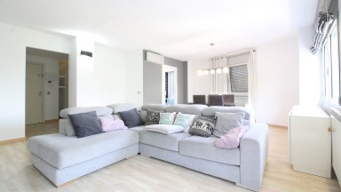 Spacieux duplex à vendre, situé au centre, moderne et fonctionnel, avec parking inclus, à Figueres