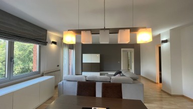 Spacieux duplex à vendre, situé au centre, moderne et fonctionnel, avec parking inclus, à Figueres
