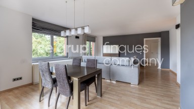 Amplio dúplex en venta, céntrico, moderno y funcional, con parking incluido, en Figueres