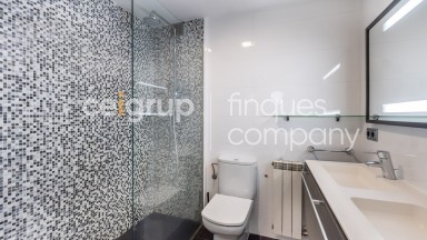 Amplio dúplex en venta, céntrico, moderno y funcional, con parking incluido, en Figueres