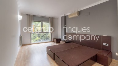 Amplio dúplex en venta, céntrico, moderno y funcional, con parking incluido, en Figueres
