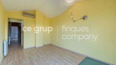 Amplio dúplex en venta, céntrico, moderno y funcional, con parking incluido, en Figueres