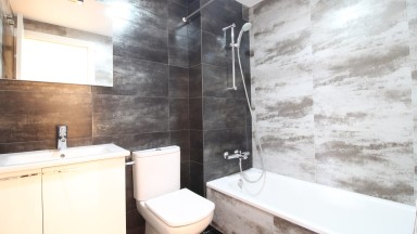 Spacieux duplex à vendre, situé au centre, moderne et fonctionnel, avec parking inclus, à Figueres