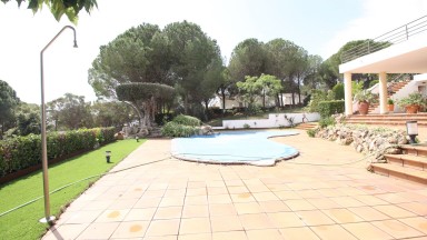 Fabulosa casa a 4 vientos en venta, con gran jardin con piscina, en Llers.