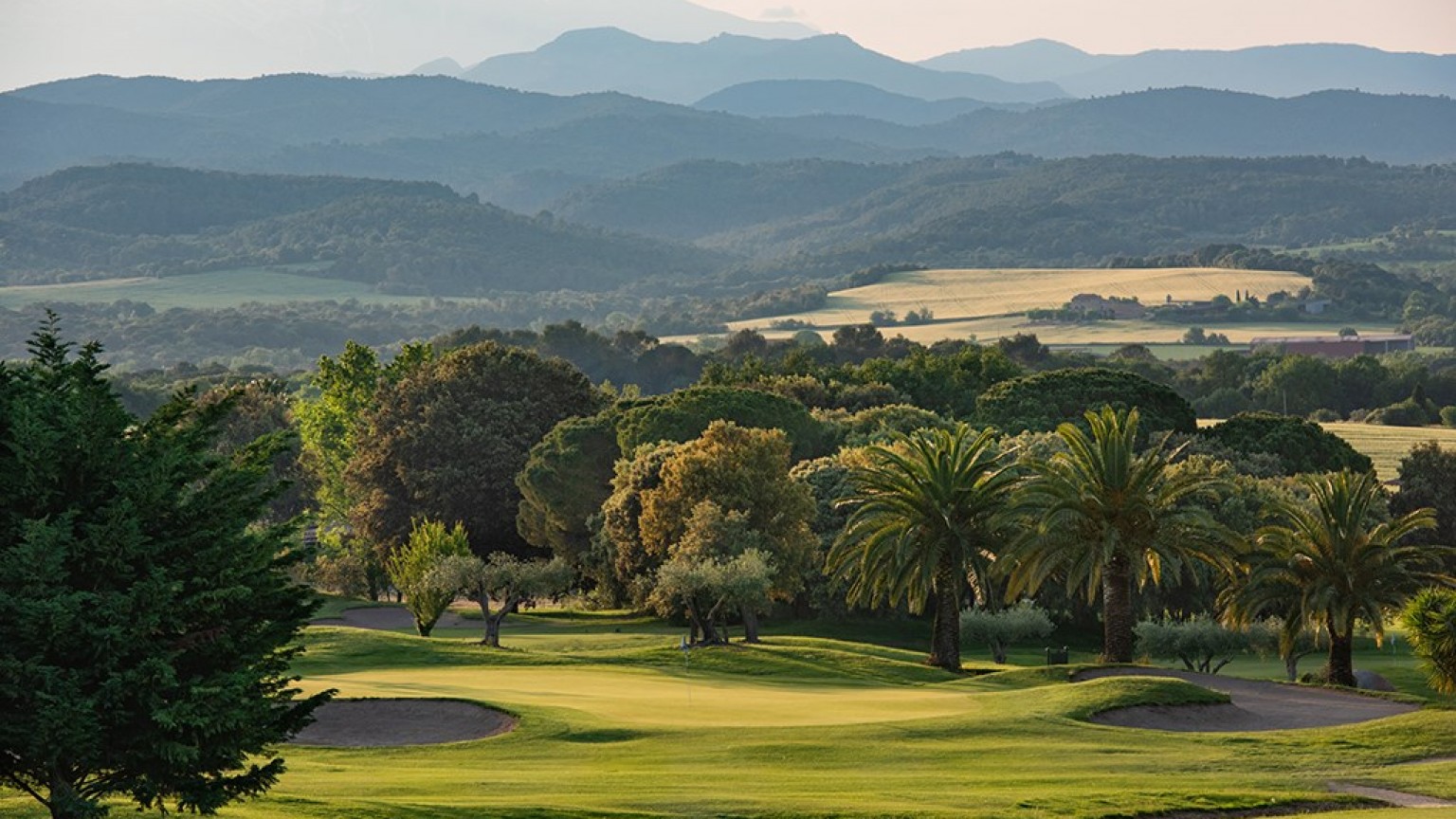 Plot for sale in Torremirona Golf Club de Navata. Contact us and discover your new home!