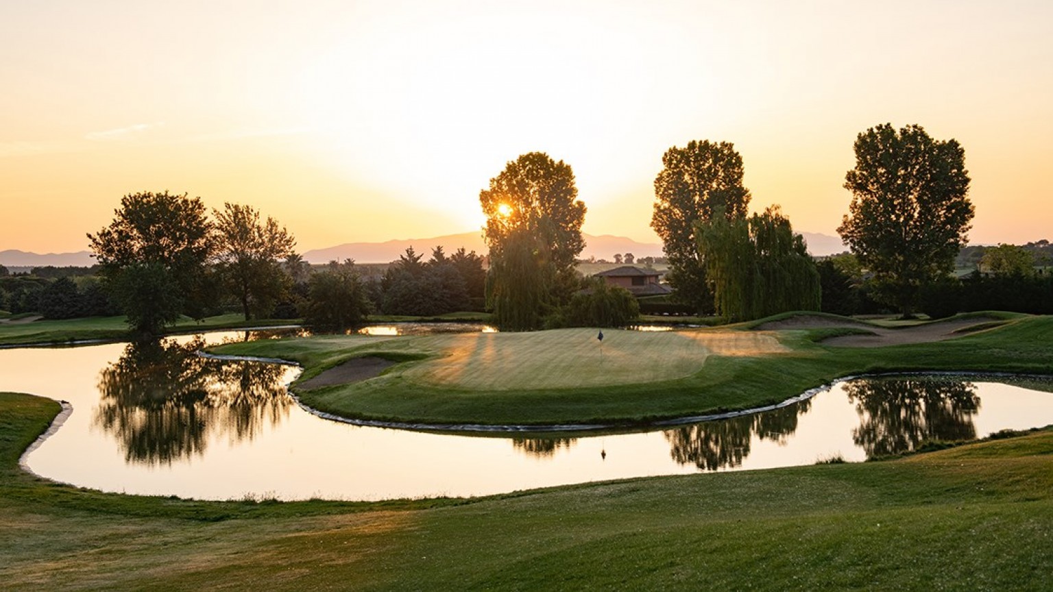 Terreny en venda a Torremirona Golf Club de Navata. Contacta'ns i descobreix la teva nova llar!