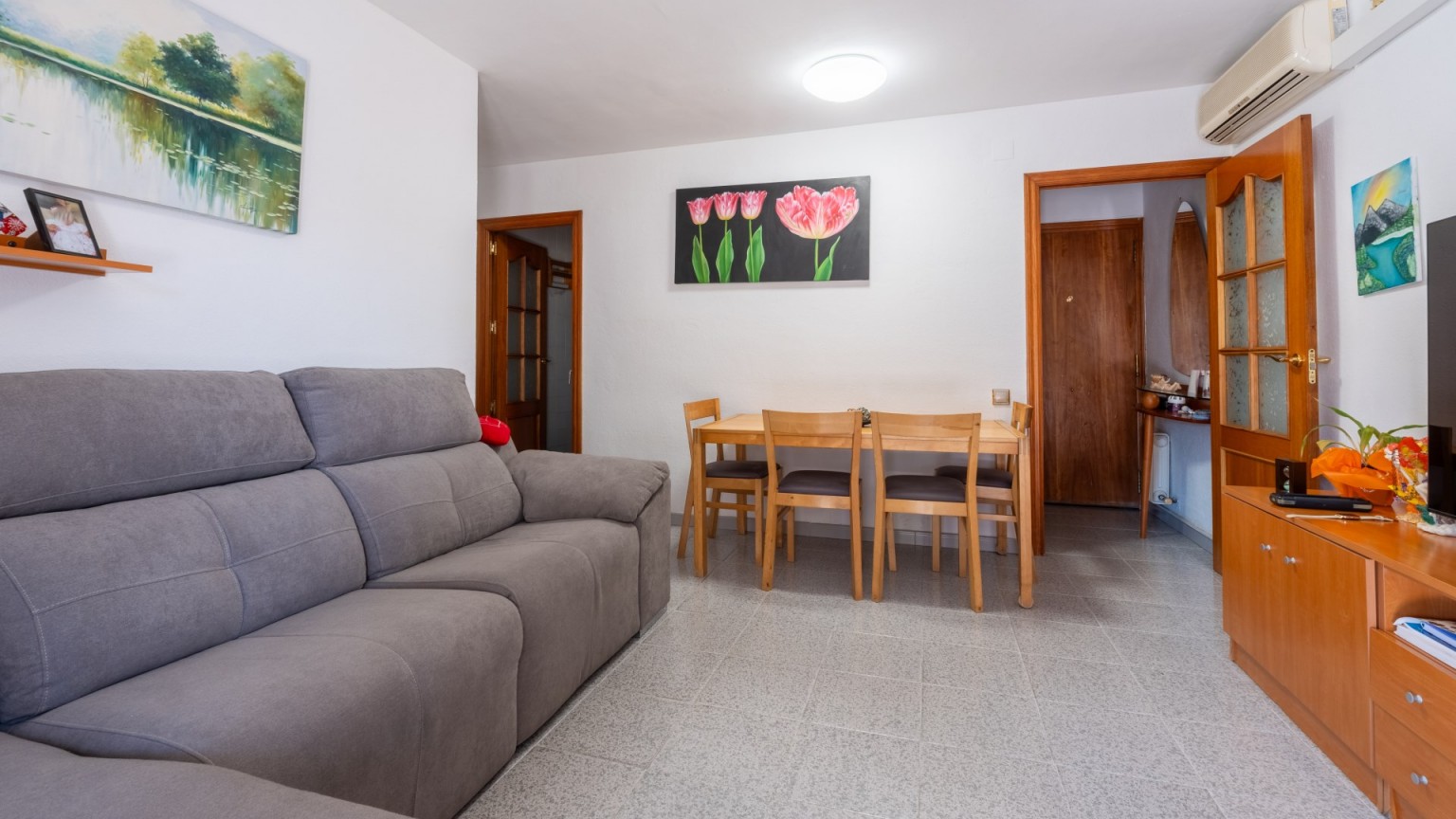 Ground floor with a spacious terrace in Girona.