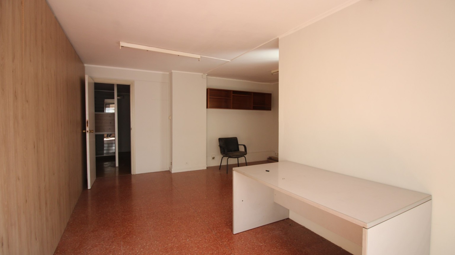 Large central rental office in Girona. It consists of a waiting room, 3 very spacious rooms and 1 bathroom. Great business opportunity.