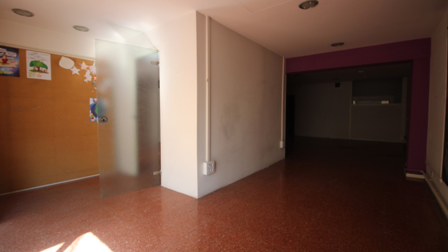 Large central rental office in Girona. It consists of a waiting room, 3 very spacious rooms and 1 bathroom. Great business opportunity.