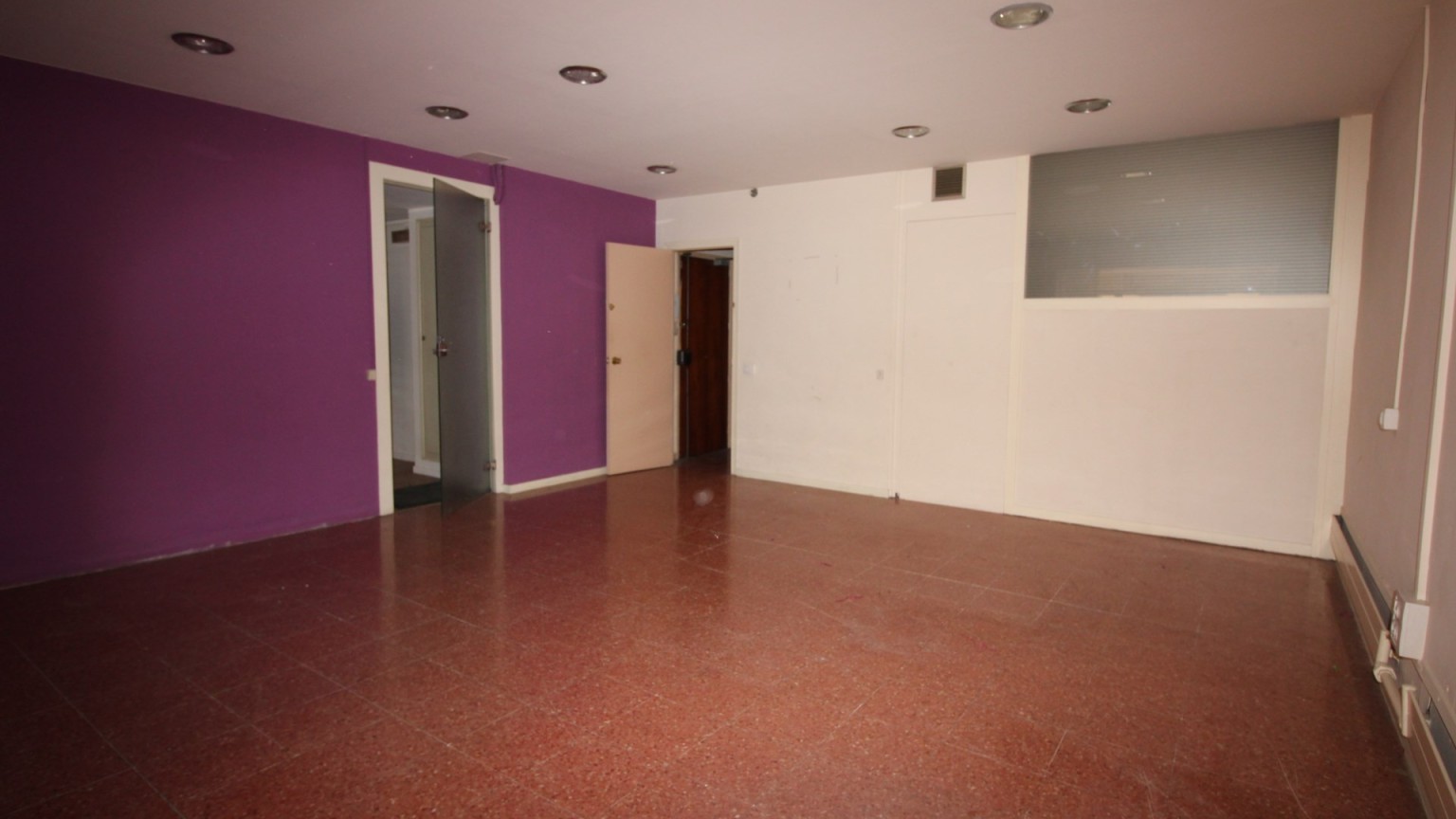 Large central rental office in Girona. It consists of a waiting room, 3 very spacious rooms and 1 bathroom. Great business opportunity.