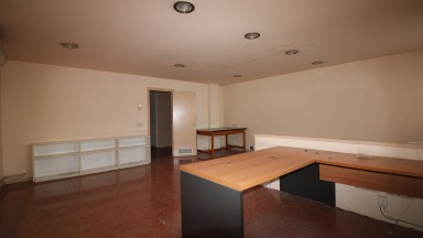 Gran despacho de alquiler céntrico en Girona. Consta de sala de espera, 3 salas muy amplias y 1 baño. Gran oportunidad de negocio.