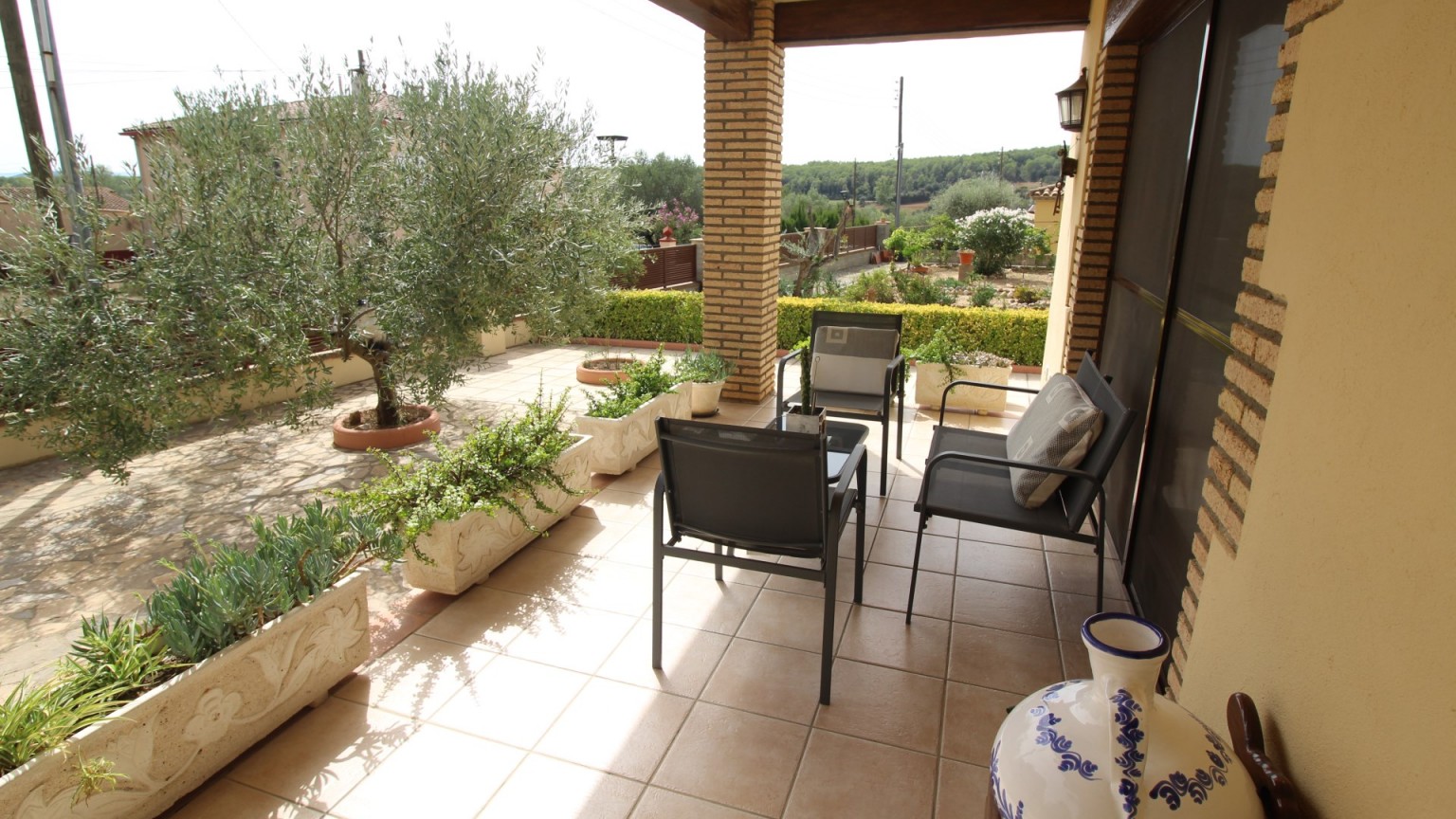 Charming villa for sale, ground floor with large garden, in Sant Miquel de Fluvià.