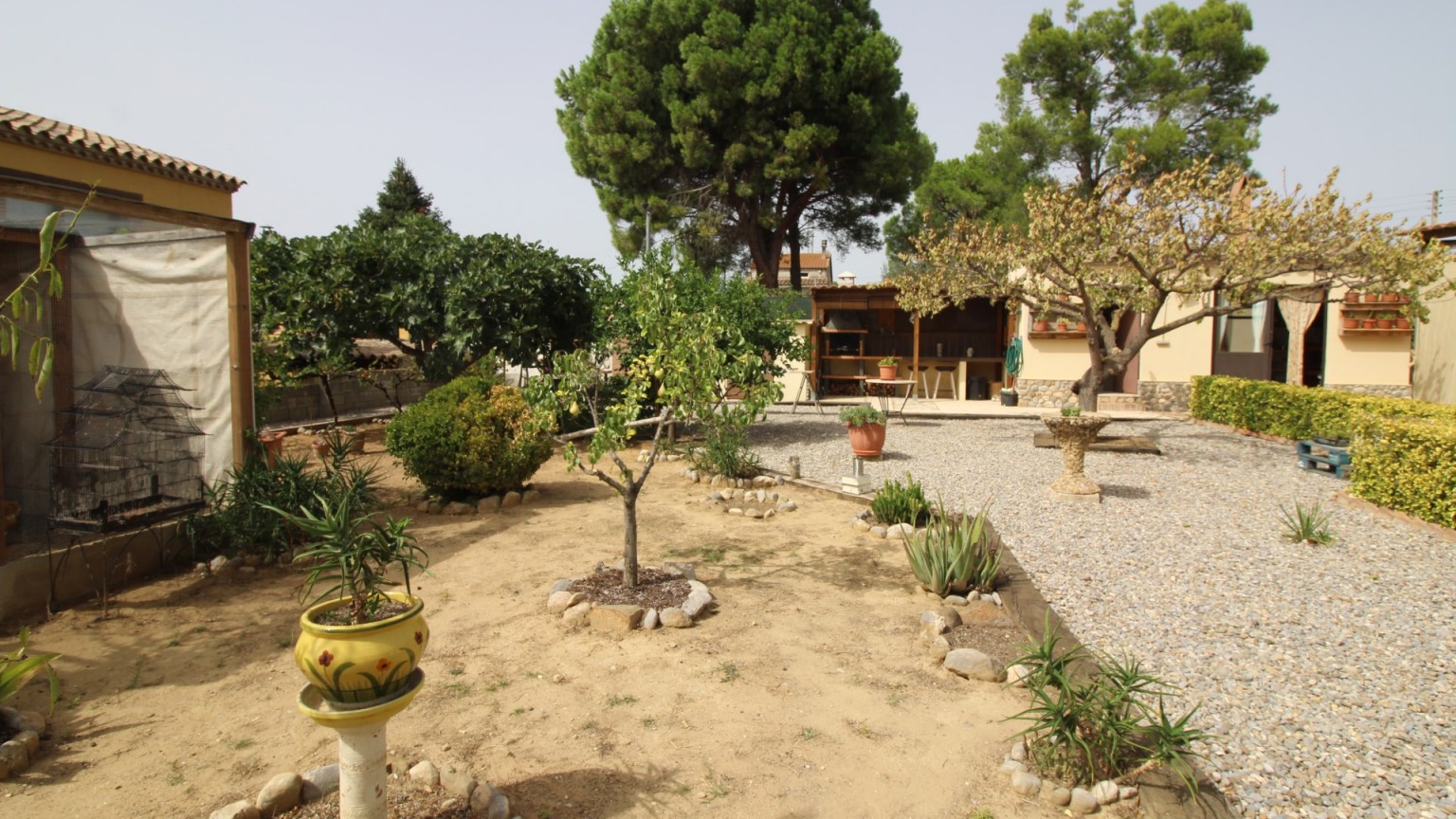 Charmante villa à vendre, rez-de-chaussée avec grand jardin, à Sant Miquel de Fluvià.