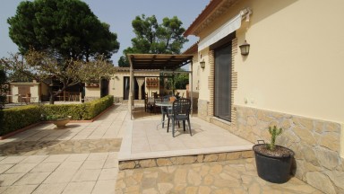 Charming villa for sale, ground floor with large garden, in Sant Miquel de Fluvià.