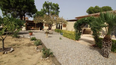 Charmante villa à vendre, rez-de-chaussée avec grand jardin, à Sant Miquel de Fluvià.