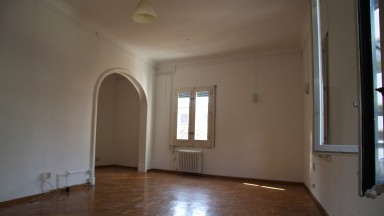 Spacious flat for sale, in the city centre, with 6 bedrooms. Ideal for investors.