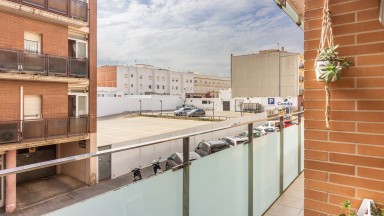 Flat for sale, centrally located with 3 bedrooms, parking space and storage room. 