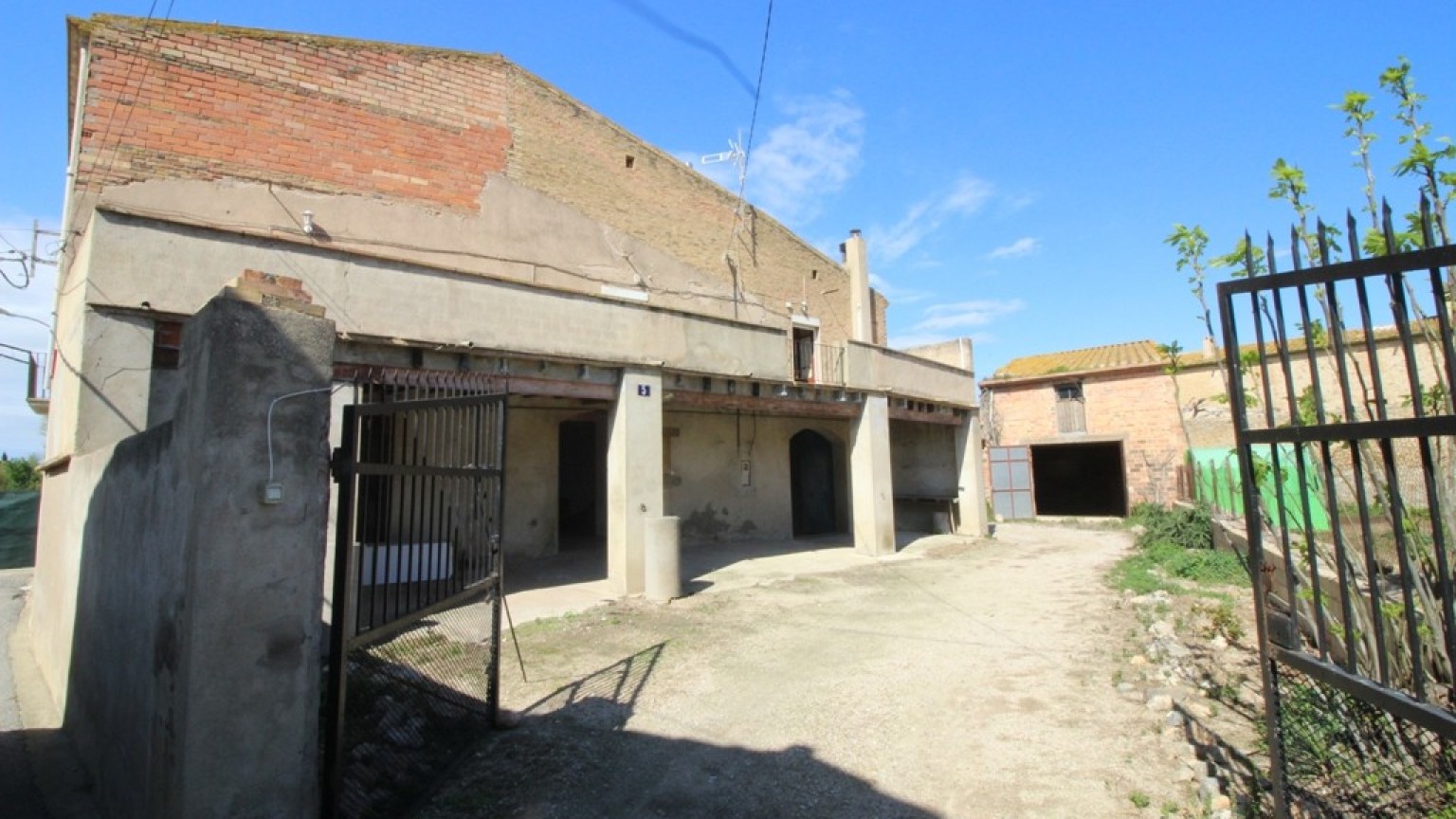 Masia rústica en venda a Vilanova de la Muga. Espai, tranquil·litat i molt potencial