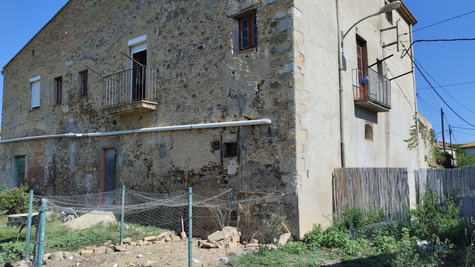 Masia rústica en venda a Vilanova de la Muga. Espai, tranquil·litat i molt potencial