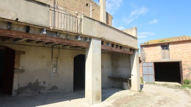 Masia rústica en venda a Vilanova de la Muga. Espai, tranquil·litat i molt potencial