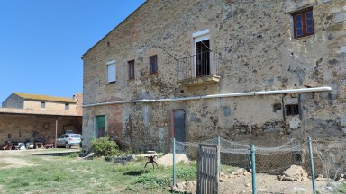Masia rústica en venda a Vilanova de la Muga. Espai, tranquil·litat i molt potencial