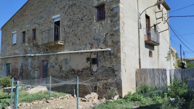 Masia rústica en venda a Vilanova de la Muga. Espai, tranquil·litat i molt potencial