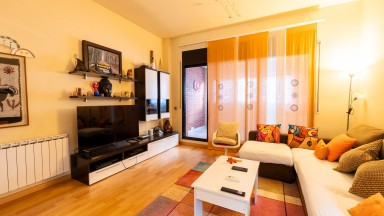 Ground floor with parking for sale in the Eixample Sud area of ​​Girona. 