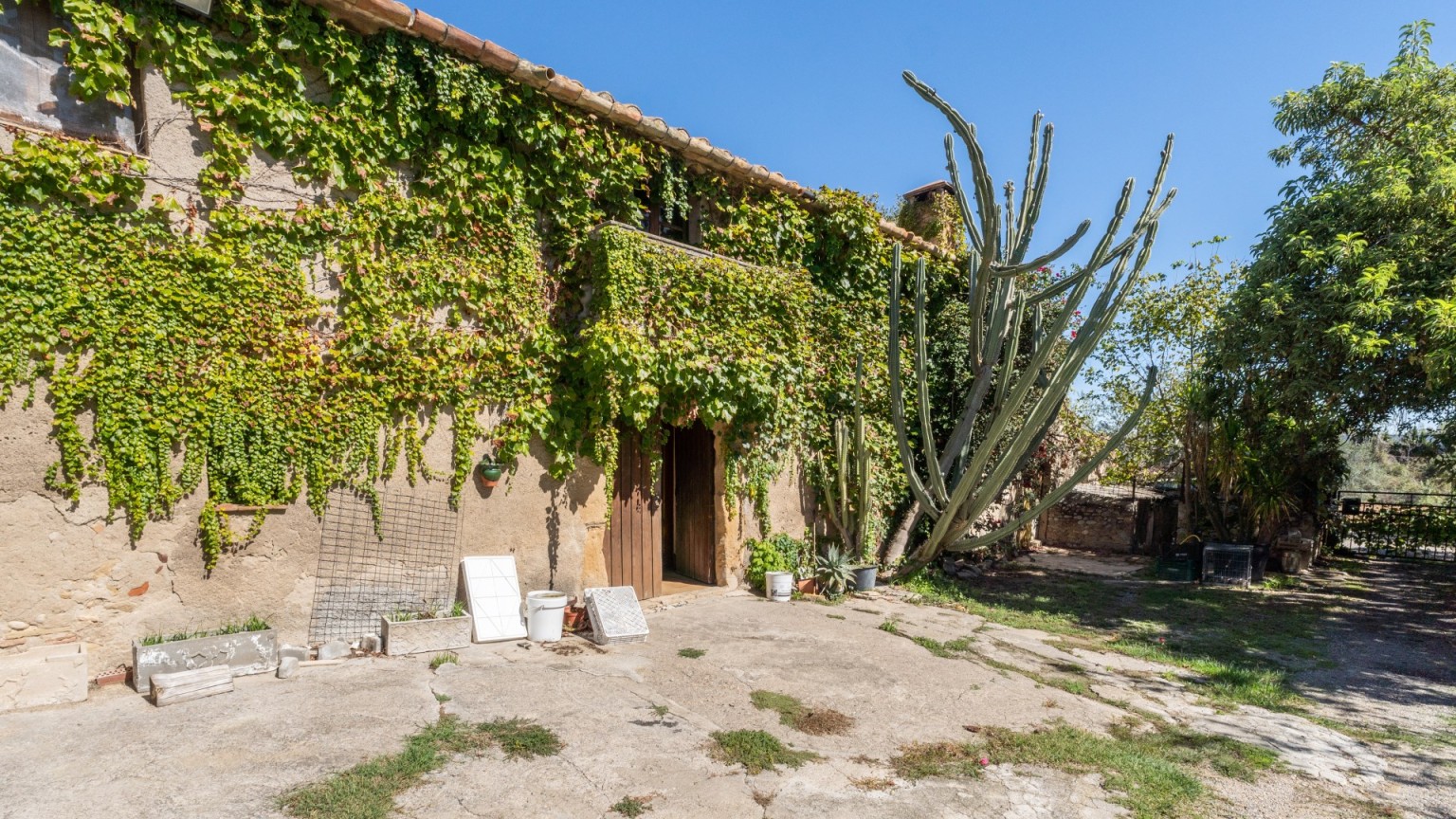 Masía en venta con varias tierras en la población de Orriols.